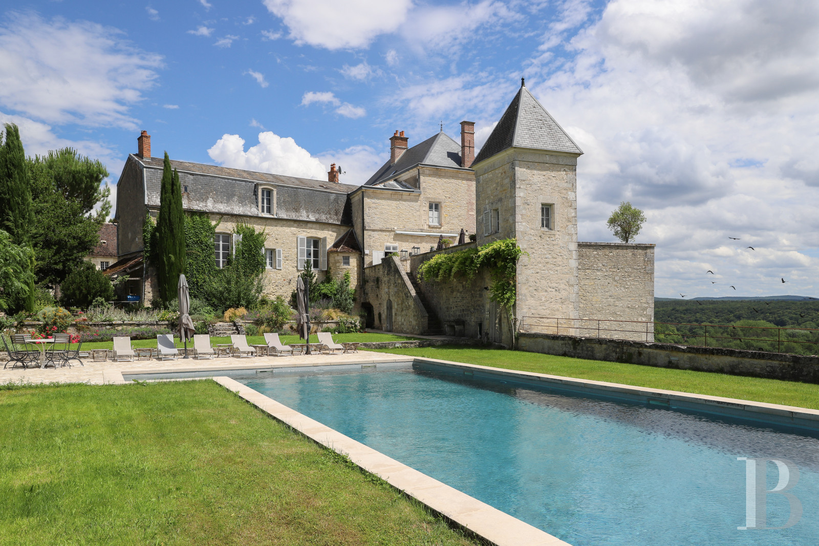 En Bourgogne, non loin de Vézelay, un château en bord de falaise surplombant l’Yonne - photo  n°3